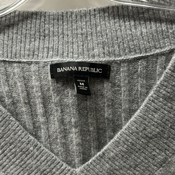 Banana republic size Medium petite sweater - Picture 2 of 2